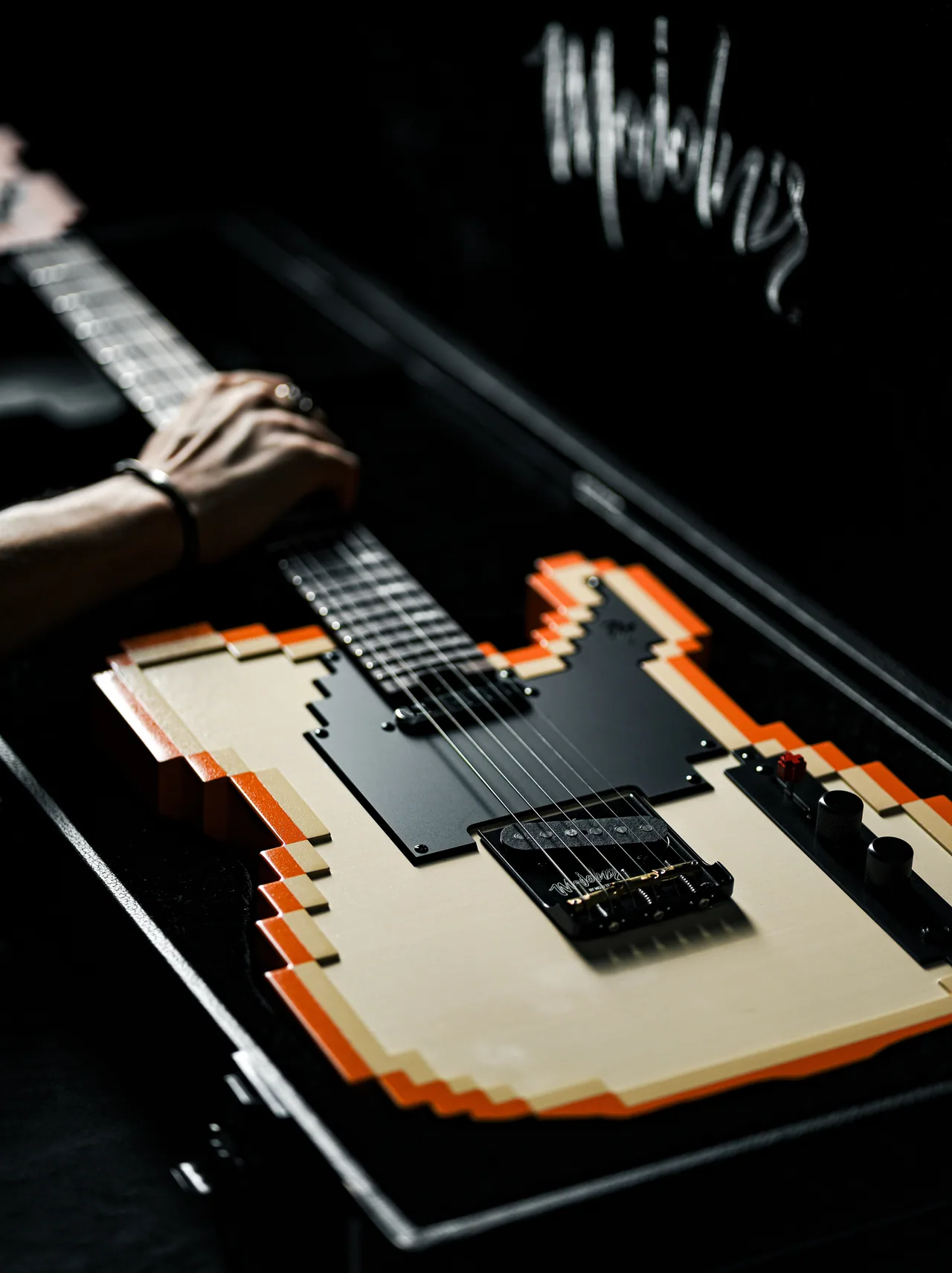 ハードケースに収められたSTAGE-T(OR)。ネックに手が添えられている